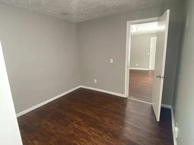 556 N Clay St — Photo 3