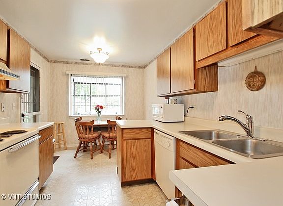 4th image of 190 Grove Ave Unit B