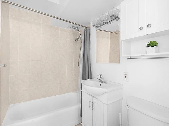 5th image of 212 E 47th St APT 6E
