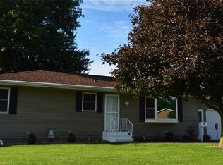 910 W 17th St, Vinton, IA 52349