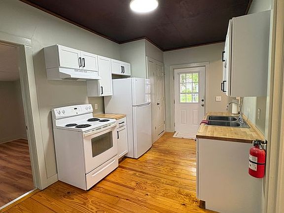 3rd image of 152 Grand St APT 2