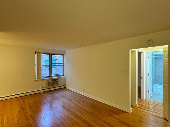 3rd image of 3710 N Pine Grove Ave APT 202