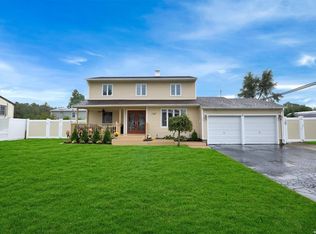 8 Chute Ln, Holbrook, NY 11741