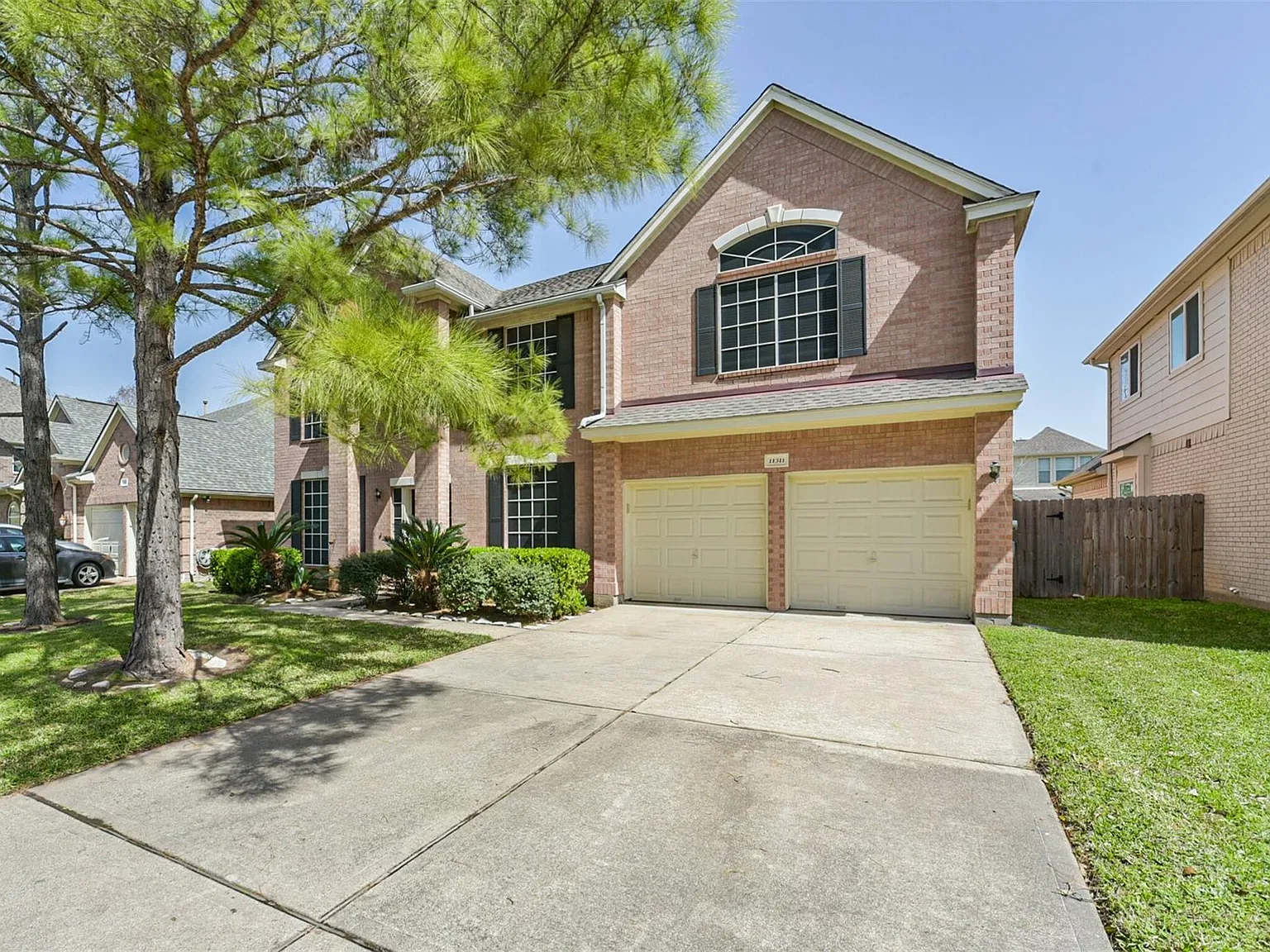 5 bed, 2.5 bath, 3945 sqft, $3,150 — Photo 2