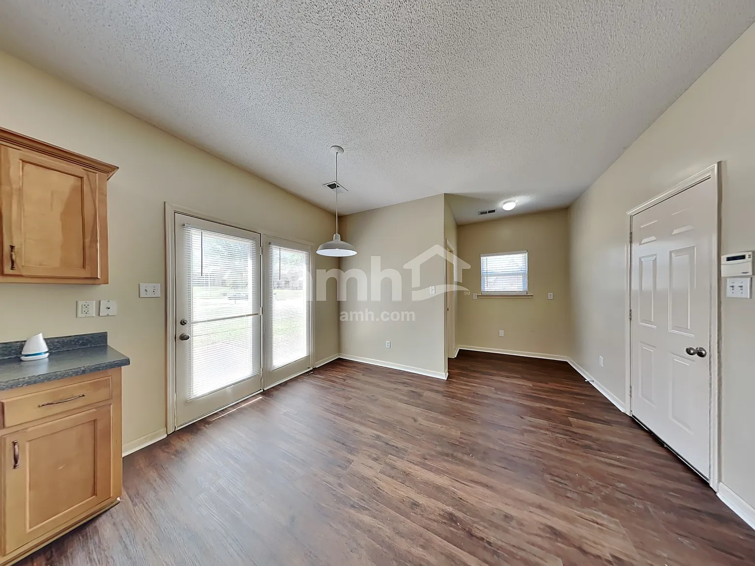 3 bed, 2.5 bath, 2333 sqft, $2,340 — Photo 4