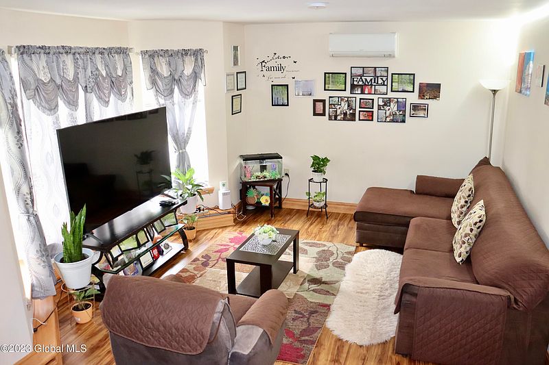 4th image of 459 Alexander Street