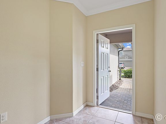 4th image of 2724 Garden Falls Dr