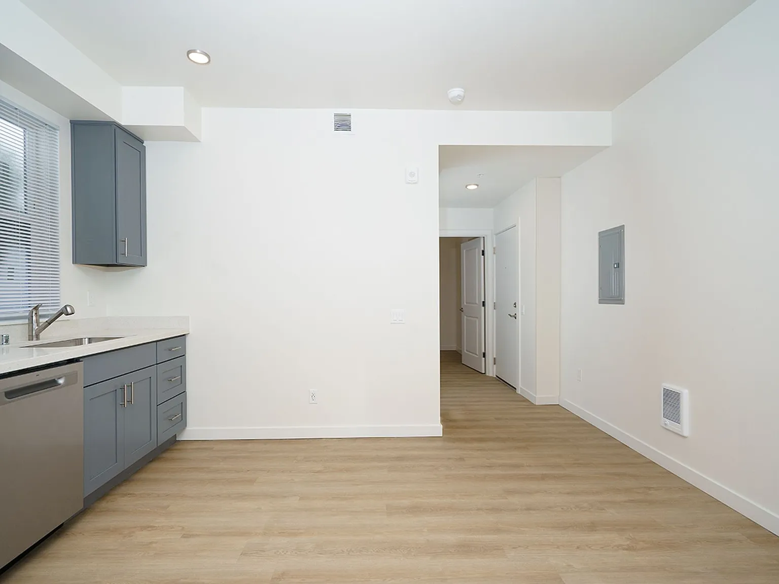 4343 S Alder St — Photo 3