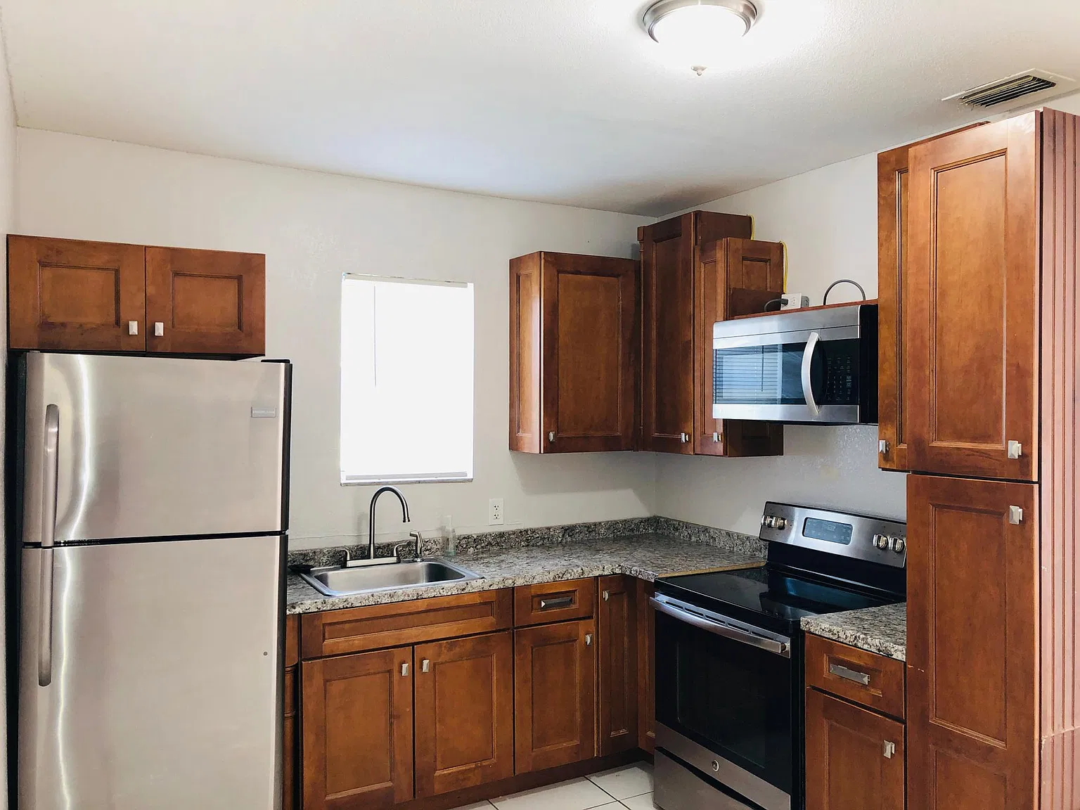2 bed, 738 sqft, $1,600 — Photo 2