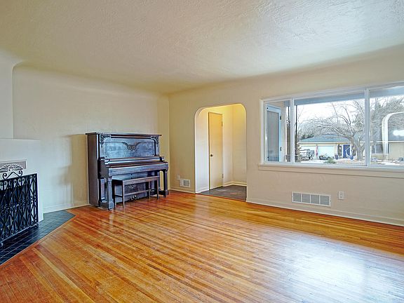 4th image of 425 Sierra Dr SE