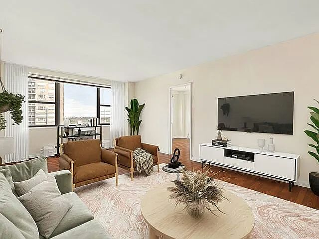 3 bed · 2 bath · 1,327 ft² in Forest Hills, Queens