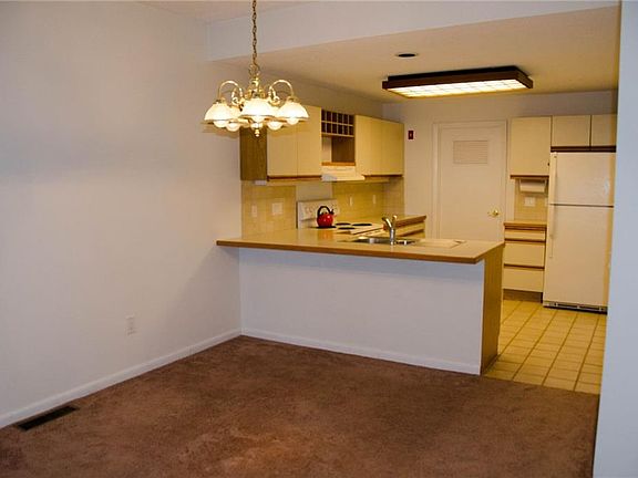5th image of 792 Williamsburg Cir