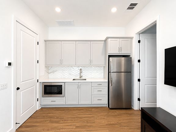 2nd image of 586 Gateway Ln #2