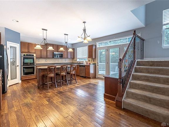 3rd image of 1535 Shaker Run Blvd