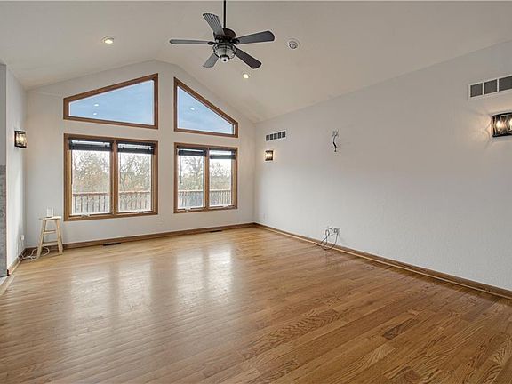 4th image of 16294 Eastlake Dr