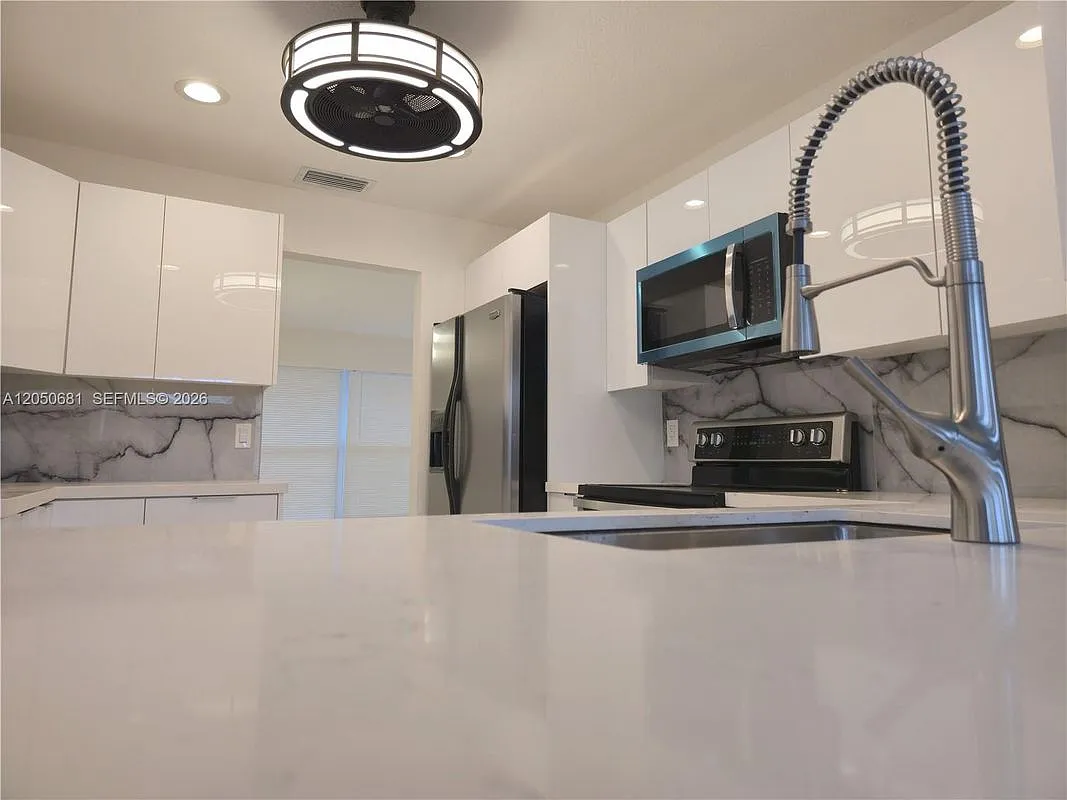 4 bed, 2.0 bath, 2256 sqft, $3,750 — Photo 2
