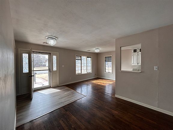 4th image of 426 W 7th Ave