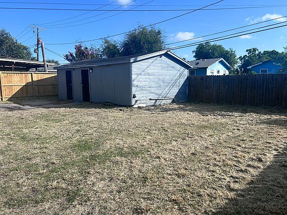 5th image of 210 W Vanderbilt Dr
