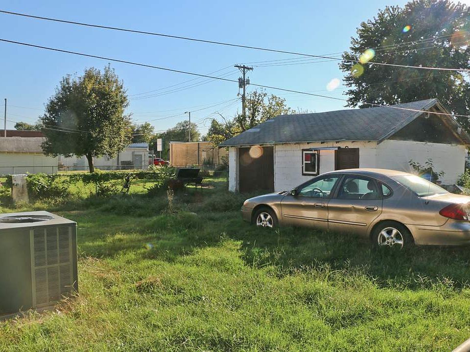 2nd image of 1529 S Greenwood St