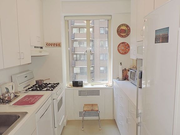 2nd image of 41 W 58th St APT 3C
