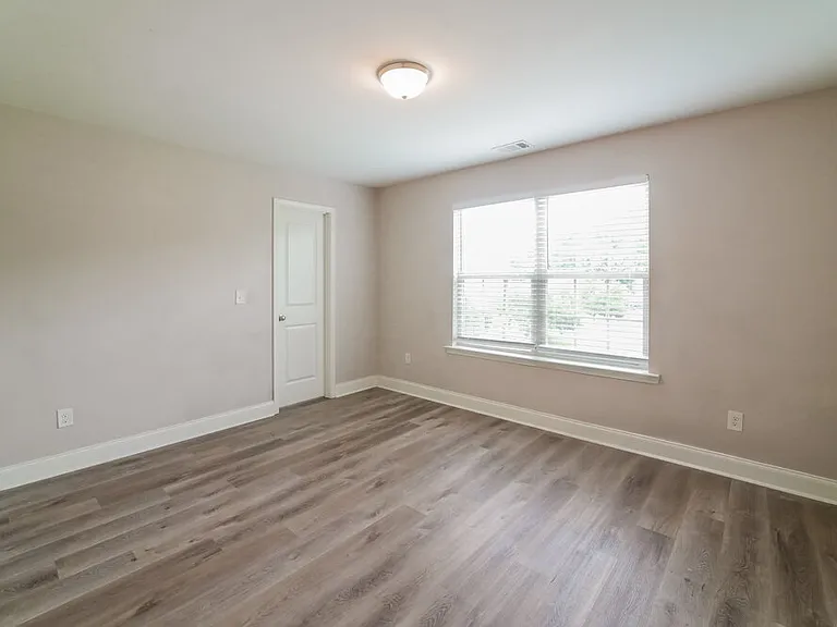 313 Kenmore Ct — Photo 13