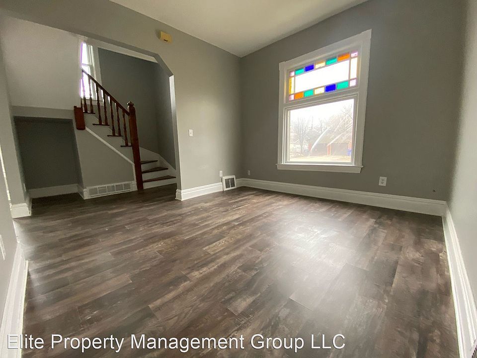 1st image of 544 Grotto St N