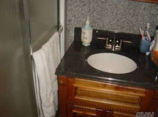 23 Link Ln, Hicksville, NY