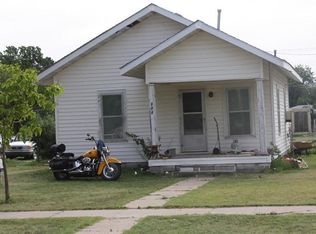 806 S Monroe St, Hugoton, KS 67951