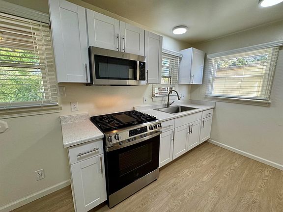 3rd image of 627 De La Vina St APT A