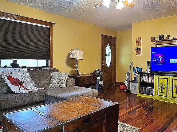 4th image of 576 Laxton Rd