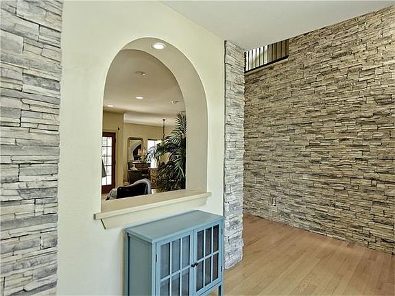 4th image of 501 Golf Crest Ln