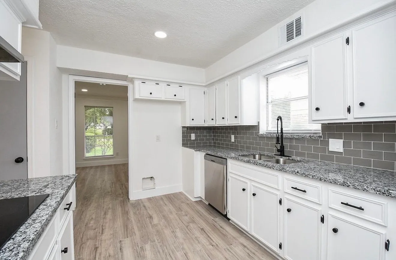 4 bed, 2.5 bath, 2446 sqft, $2,400 — Photo 3