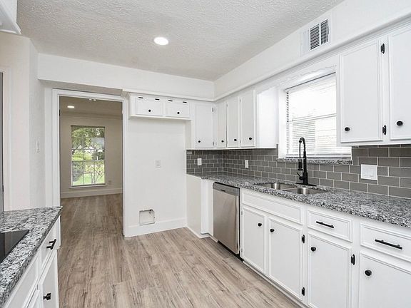 3rd image of 15814 Winding Moss Dr