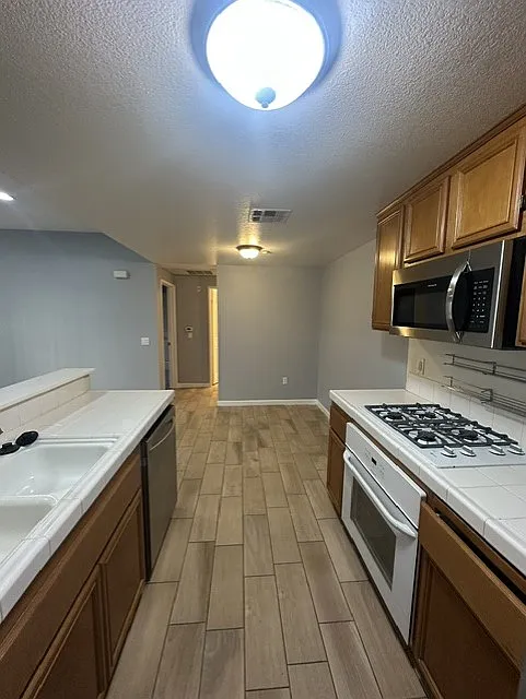 2 bed, 944 sqft, $2,400 — Photo 2