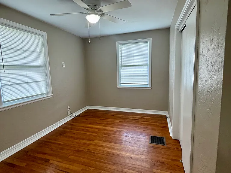 604 N Moore St — Photo 3