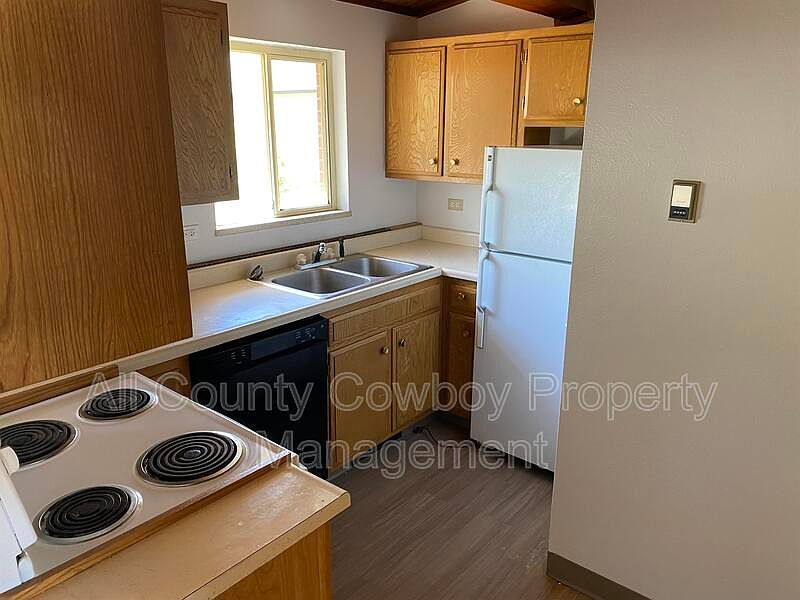 1st image of 1000 E Garfield St #15
