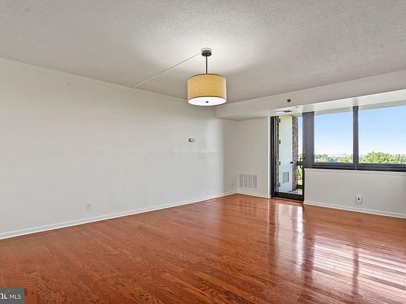 5th image of 1805 Crystal Dr APT 710S