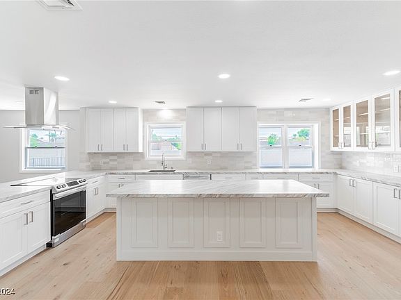 5th image of 7425 N Torrey Pines Dr