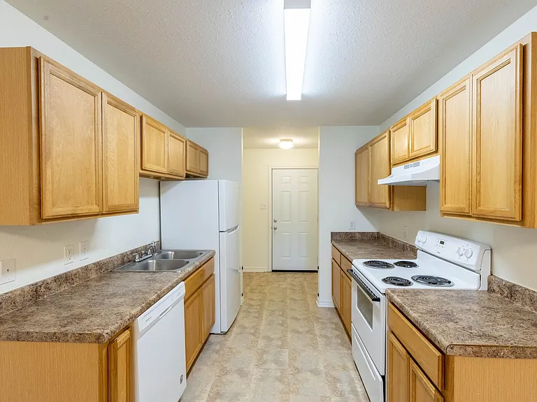 17239 Avondale Cir — Photo 4