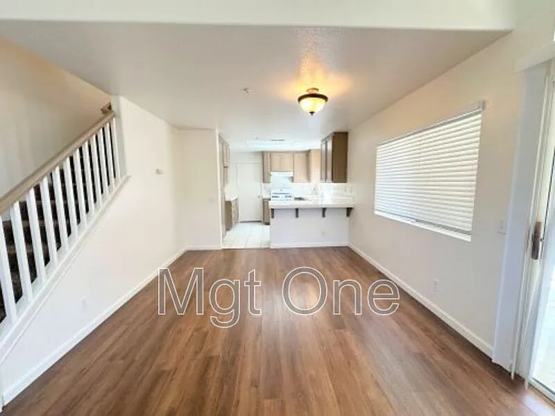 3 bed, 2.5 bath, 1555 sqft, $3,250 — Photo 4