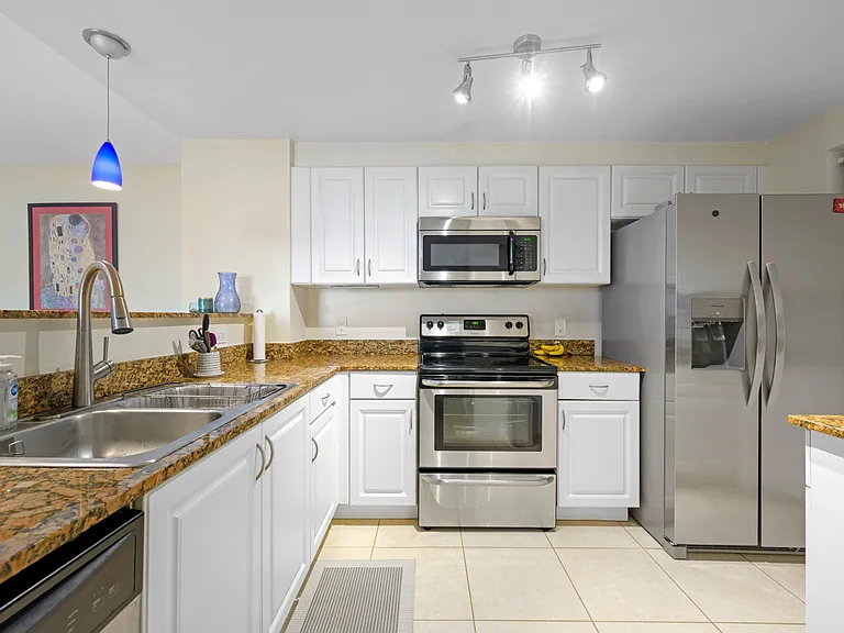 215 SW 42nd Ave #708 — Photo 6