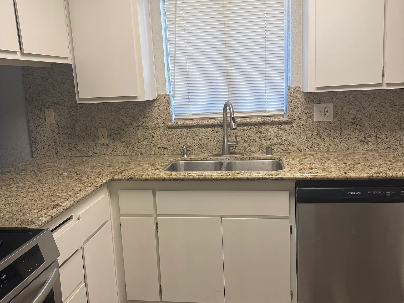 3 bed, 984 sqft, $1,975 — Photo 1