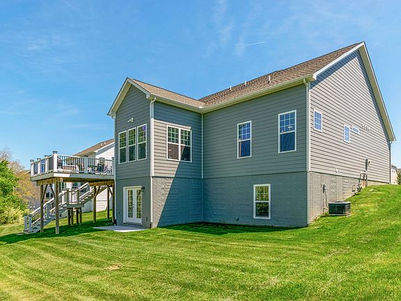 3rd image of 860 Jefferson Cir