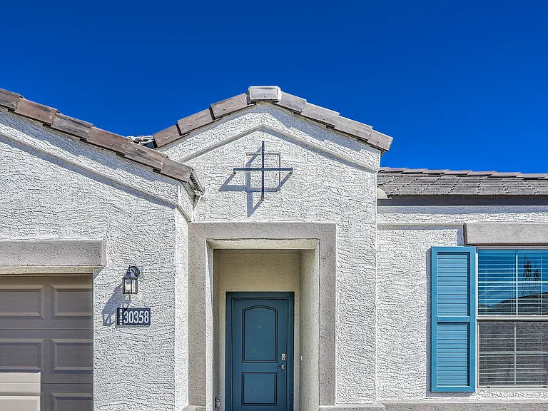 30358 W Crittenden Ln — Photo 2