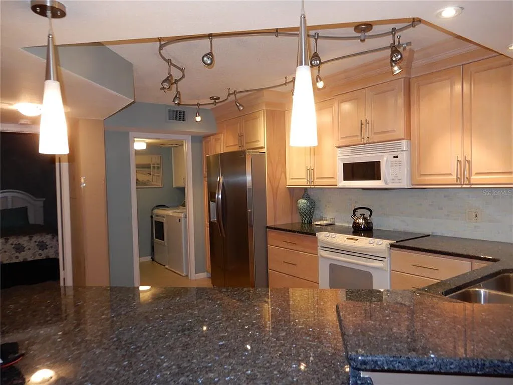 2 bed, 2.0 bath, 1255 sqft, $4,300 — Photo 4