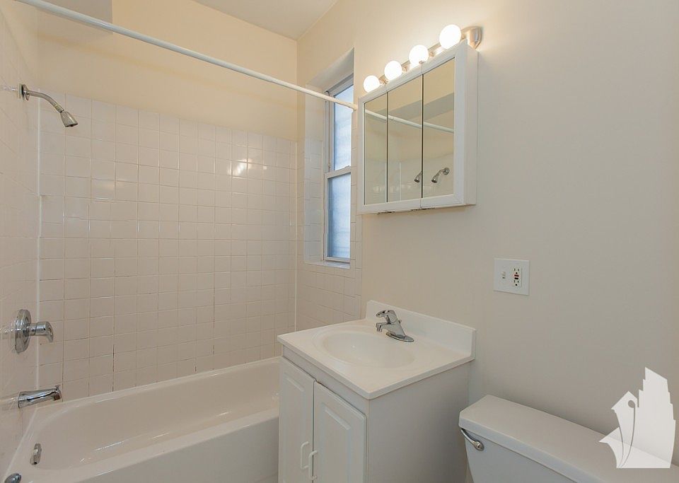 1st image of 853 W Cornelia Ave APT 1S