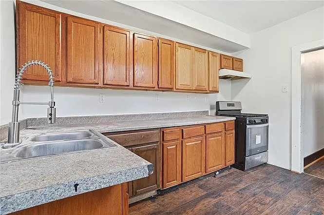 710 Catharine St — Photo 10