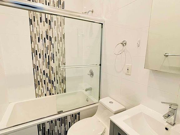 5th image of 744A Willoughby Ave #3A