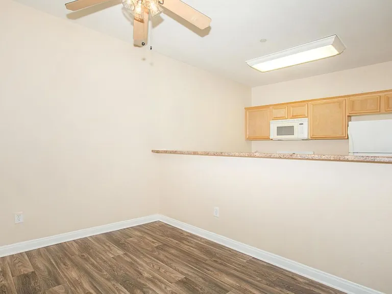 Plumtree Apartments — Photo 31