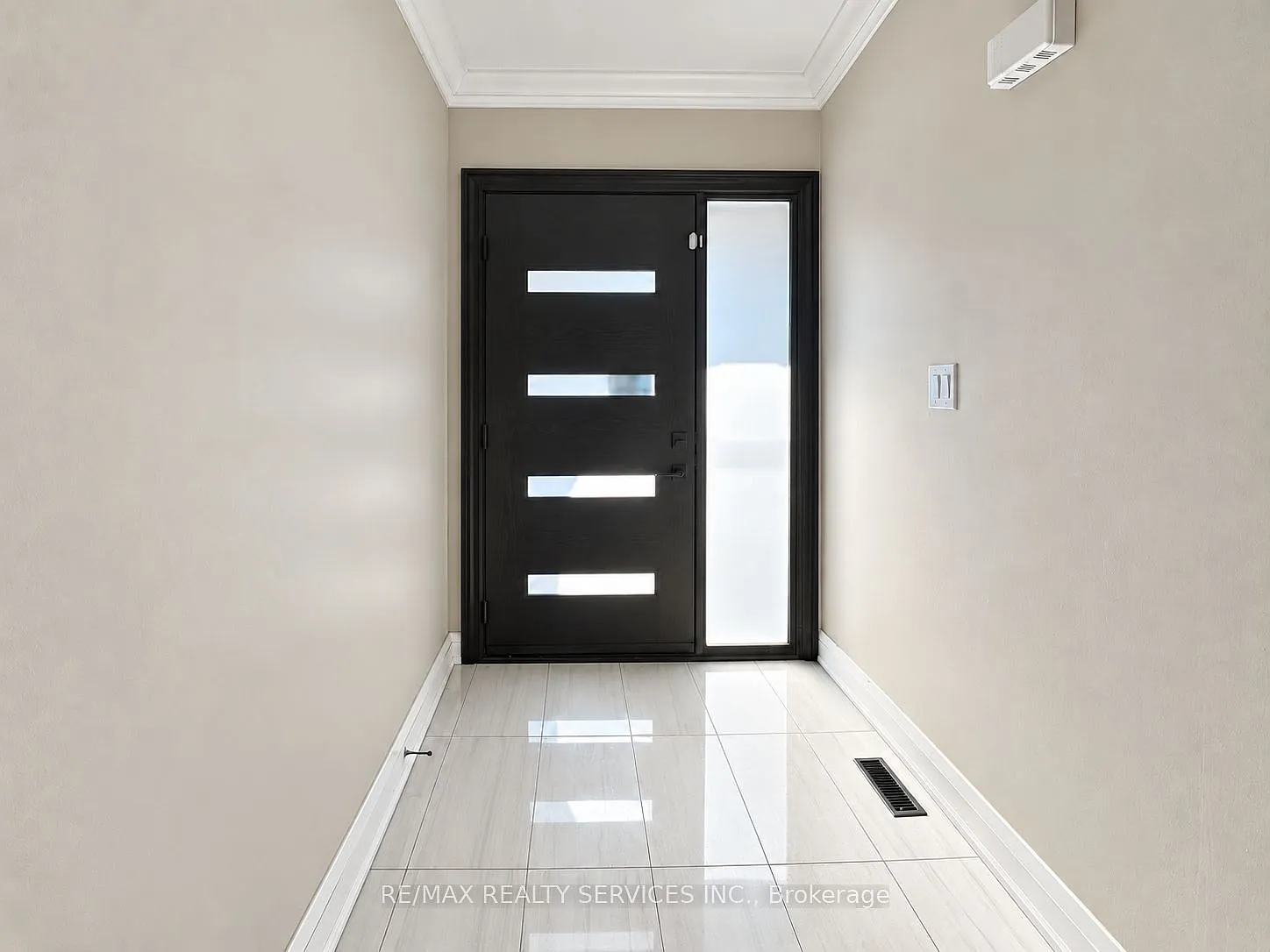 3 bed, $2,700 — Photo 2